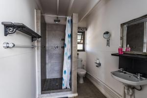斯托姆勒菲Arch Cabins Self Catering Homes Storms River的带淋浴、盥洗盆和卫生间的浴室