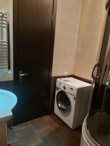 第比利斯GOAL Apartments 2的小型浴室内的洗衣机和烘干机