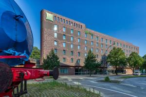 汉堡ibis Styles Hamburg Barmbek的前面有红色消防栓的建筑