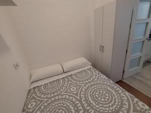 马德里Apartamento para 4 - Puerta del Sol的一间卧室,卧室内设有一张床和一扇门