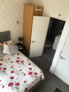 伦敦Cosy Studio Apartment - Blackheath, Greenwich的一间卧室,床上有红色的鲜花