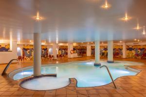 滨海托萨Golden Bahía de Tossa & Spa 4* Sup.的大房间的一个大型游泳池