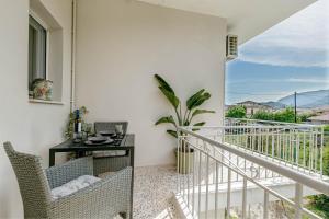 阿普索斯Terranova beach apartment - Menta的客房设有带桌椅的阳台。