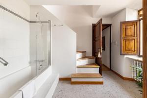 索列尔坎罗瑟斯酒店的浴室设有楼梯和玻璃淋浴间。
