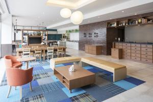 釜石福尔克罗三里库酒店的一间带厨房的客厅和一间餐厅