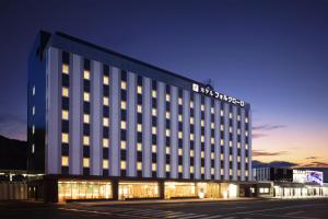 釜石福尔克罗三里库酒店的一座有灯光的建筑,与酒店同在