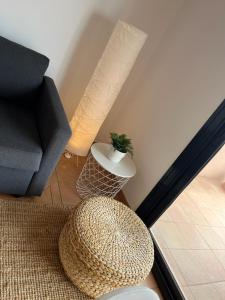 拉哈雷斯Sweet Home Origo Mare的客厅配有沙发和桌子上的植物