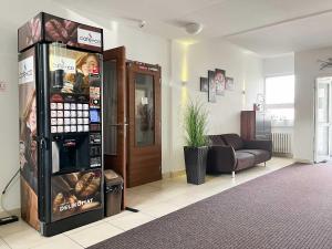 普霍夫SISI Pension的带沙发的客厅内的自动售货机
