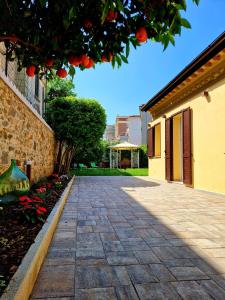 利沃诺Serra di mare casa con giardino的建筑物前的砖砌走道