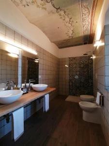 迪亚诺达尔巴Le Cornici - Cascina di Charme的浴室设有2个水槽和2个卫生间