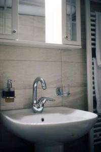 卡尔派尼西翁Το Σπίτι Της Ευτυχίας στούντιο的浴室设有白色水槽和镜子