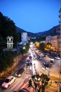 卡斯特拉玛雷帝斯达比亚Hotel Palma的一条充满了大量汽车的繁忙的城市街道
