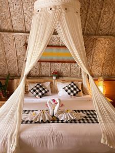 珀尼达岛Penida Hills的一间卧室配有一张带蚊帐的床