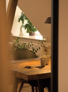 HårlevAkaciegaarden Bed & Breakfast的一张木桌,上面有杯子