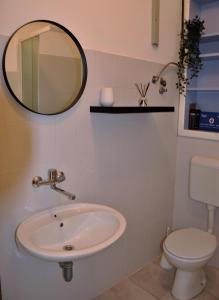 博扎瓦Jungle & Sea Boxavia的一间带水槽、卫生间和镜子的浴室