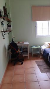 El RosarioCasa Nea的客房设有书桌、椅子和床。