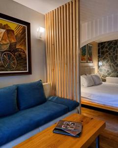 贝罗沃极光水疗度假酒店 的客厅配有沙发和1张床