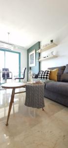 卡拉德费斯特拉特Oasis en la cala a pasos de mar!!的客厅配有沙发和桌子