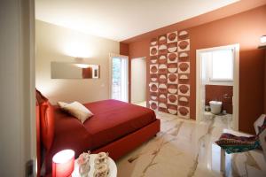 San Corrado di FuoriVilla Pica by PosarelliVillas的一间带红色床的卧室和一间浴室