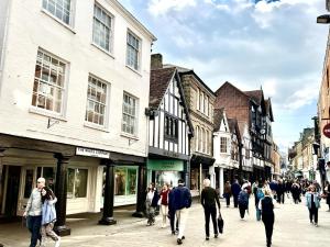 温彻斯特Charming 4-Bed House in Winchester Free Parking的一群人沿着街道走着,街道上有许多建筑