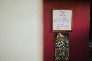 特贾库拉ALOKA BAHARI Villas的墙上读dr kushu spa的标志