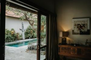 特贾库拉ALOKA BAHARI Villas的客房可通过窗户欣赏到游泳池的景色
