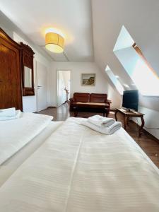 吕贝克荷尔斯登托菲林沃尔姆艮酒店的卧室设有2张大型白色床和窗户