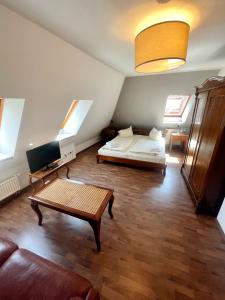吕贝克荷尔斯登托菲林沃尔姆艮酒店的客房设有床、沙发和桌子。