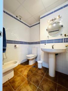 韦尔瓦Marina 4 apartment的浴室配有卫生间、盥洗盆和浴缸。