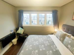 纽马克特Affordable Room with FREE Parking in Newmarket ON的一间卧室设有一张大床和一个窗户。