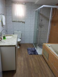 沙佩科Gastaldon Suite的带淋浴、盥洗盆和卫生间的浴室