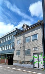 特罗姆瑟Tromso Coco Apartments in Center的旁边是一座绿色涂鸦的建筑