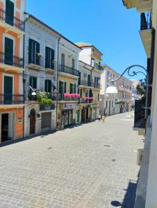 奥托纳Abruzzo Holiday的城市中一条空荡荡的街道,有建筑