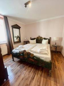 吕贝克荷尔斯登托菲林沃尔姆艮酒店的一间卧室设有一张大床,铺有木地板