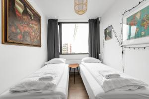 雷克雅未克Modern Apartment in Kópavogur的带窗户的客房内的两张床