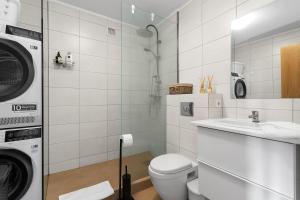 雷克雅未克Modern Apartment in Kópavogur的一间带洗衣机和水槽的浴室