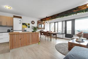雷克雅未克Modern Apartment in Kópavogur的厨房以及带桌子和台面的客厅。