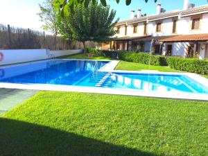 卢克Casa Rural Vistaverde的一座房子的院子内的游泳池