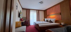 奥伯林塔尔的里德Haus Tirol Appartements的酒店客房配有两张床和一张书桌