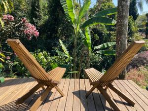 阿布拉奥Casa Araribá - Ilha Grande的木甲板上摆放着两把木椅