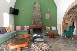 VamvakoúΠαραδοσιακός Ξενώνας Βαμβακούς的带沙发和壁炉的客厅