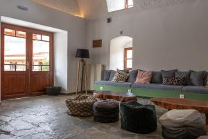 VamvakoúΠαραδοσιακός Ξενώνας Βαμβακούς的客厅配有蓝色的沙发和桌子