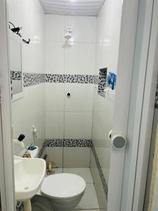 贝贝里比La casita lilás的白色的浴室设有卫生间和水槽。