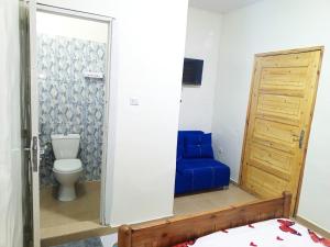 达喀尔RÉSIDENCE NGUARY的一间带卫生间和蓝色沙发的浴室
