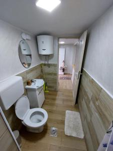 下米拉诺瓦茨Apartmani Kuljanin的浴室配有白色卫生间和盥洗盆。