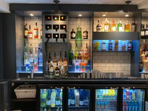 谢菲尔德The Cross Scythes的酒吧,提供多种不同类型的饮品