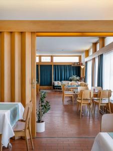 克莱恩 蒙塔纳Hôtel historique Chez Elsy - Crans-Sapins的一间带桌椅的餐厅和一间用餐室