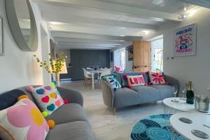 圣莫斯Luxury holiday cottage by the harbour in St Mawes的客厅配有两张沙发和一张桌子