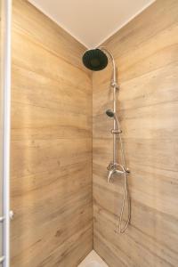 Rive-de-GierKASA DUPLEX - Climatisation - Balcon - Parking Privé的带淋浴的浴室和木墙