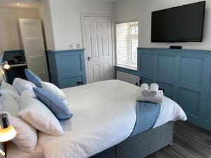 欧文Marina Studio的一间卧室配有一张床,上面有两条毛巾